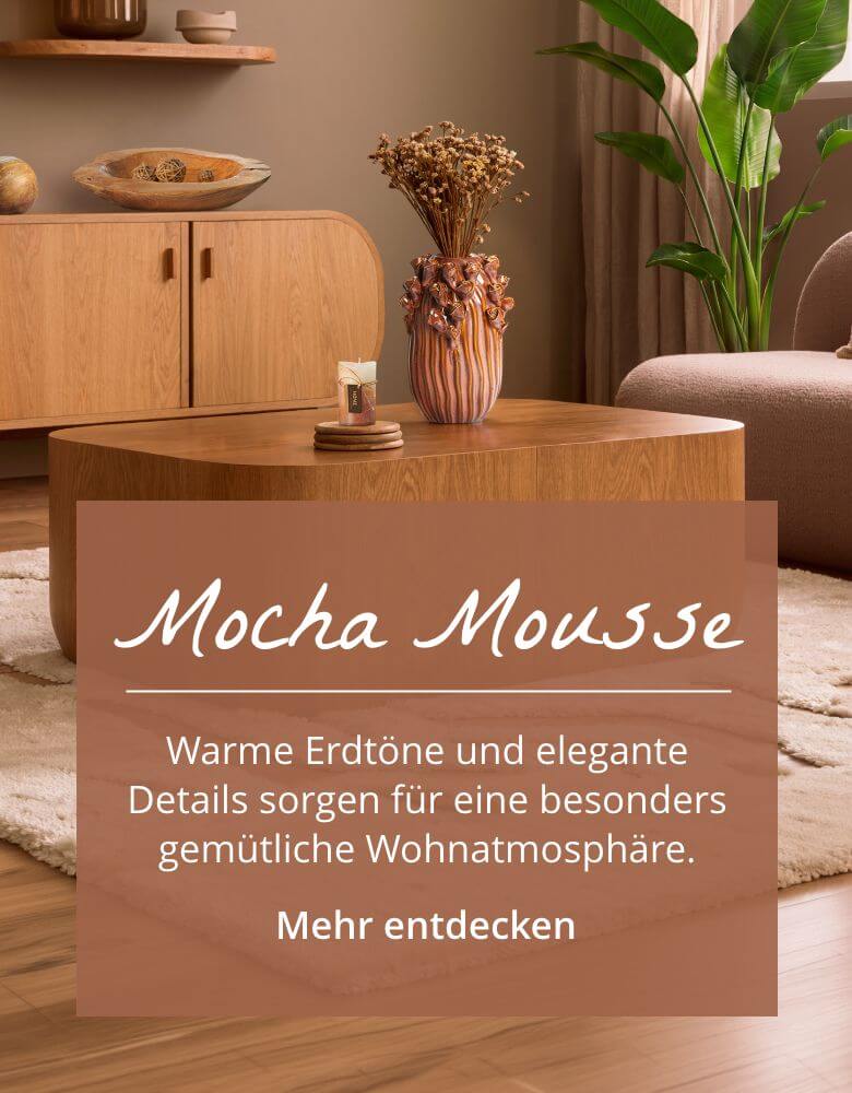 Warme Erdtöne und elegante Details im Farbton Mocha Mousse sorgen für eine besonders gemütliche Wohnatmosphäre