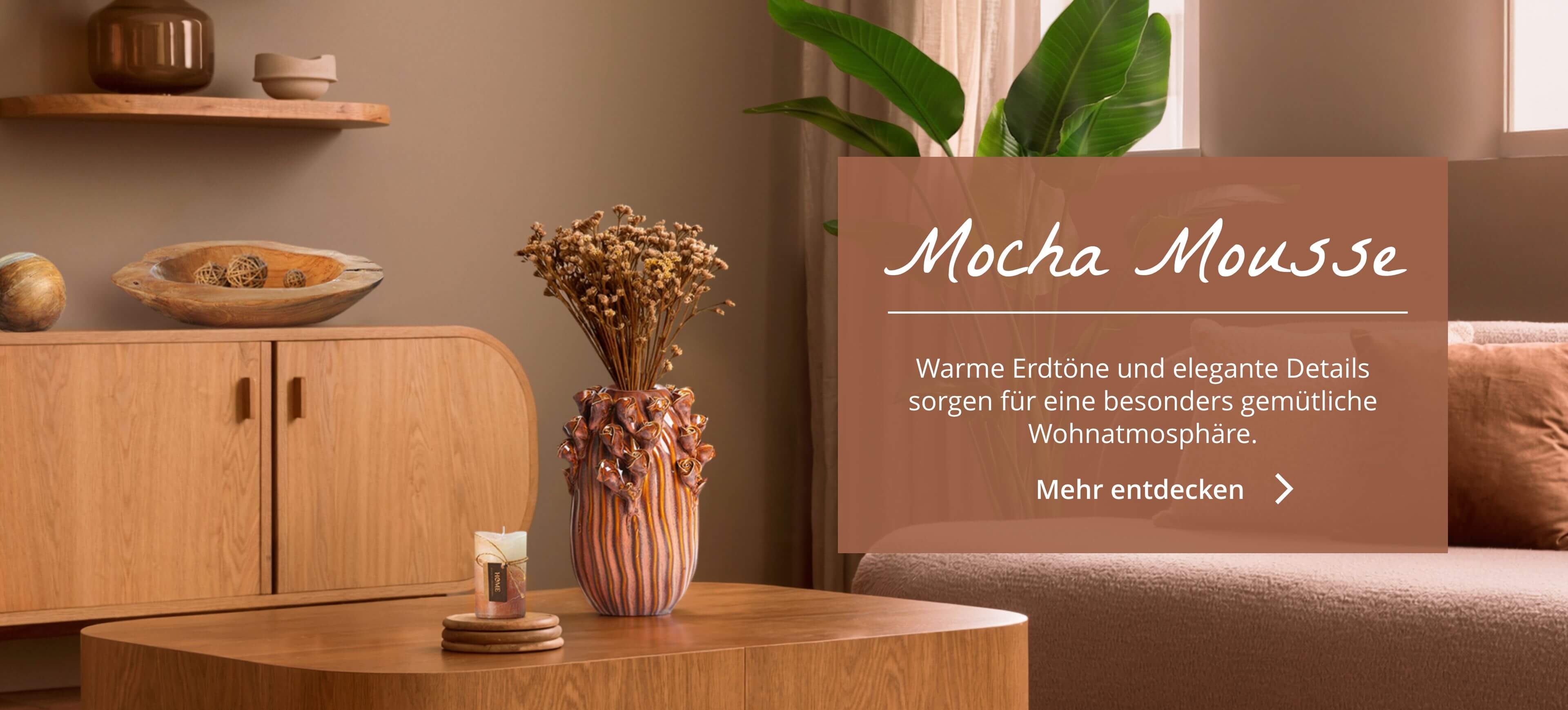 Warme Erdtöne und elegante Details im Farbton Mocha Mousse sorgen für eine besonders gemütliche Wohnatmosphäre