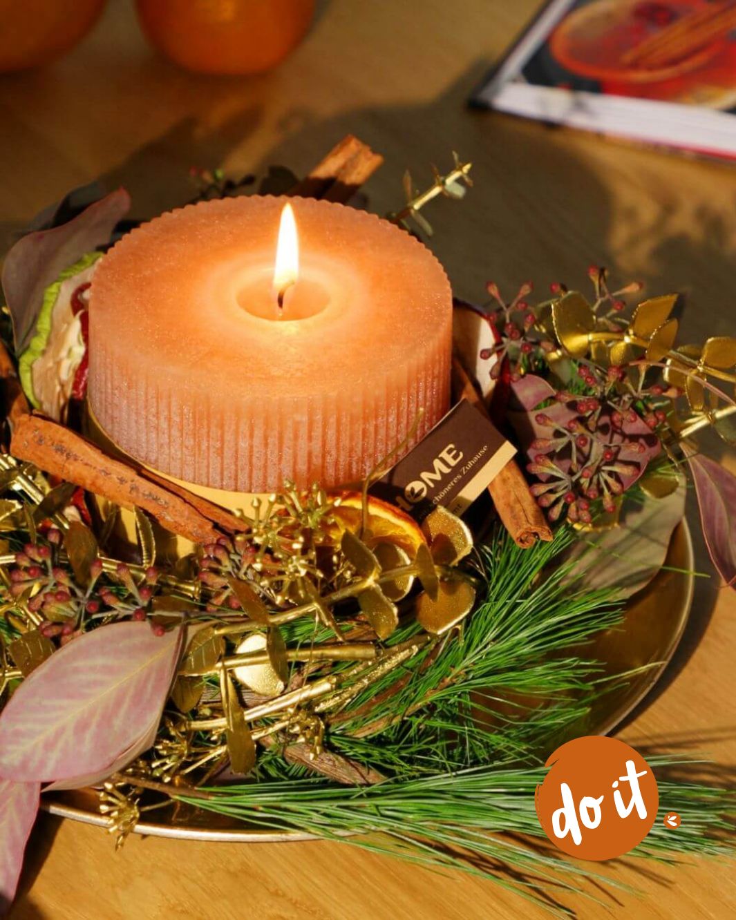 Zimt, Kerzenschein und herbstliche Naturmaterialien – so einfach gestalten Sie ihr eigenes Duftgesteck.