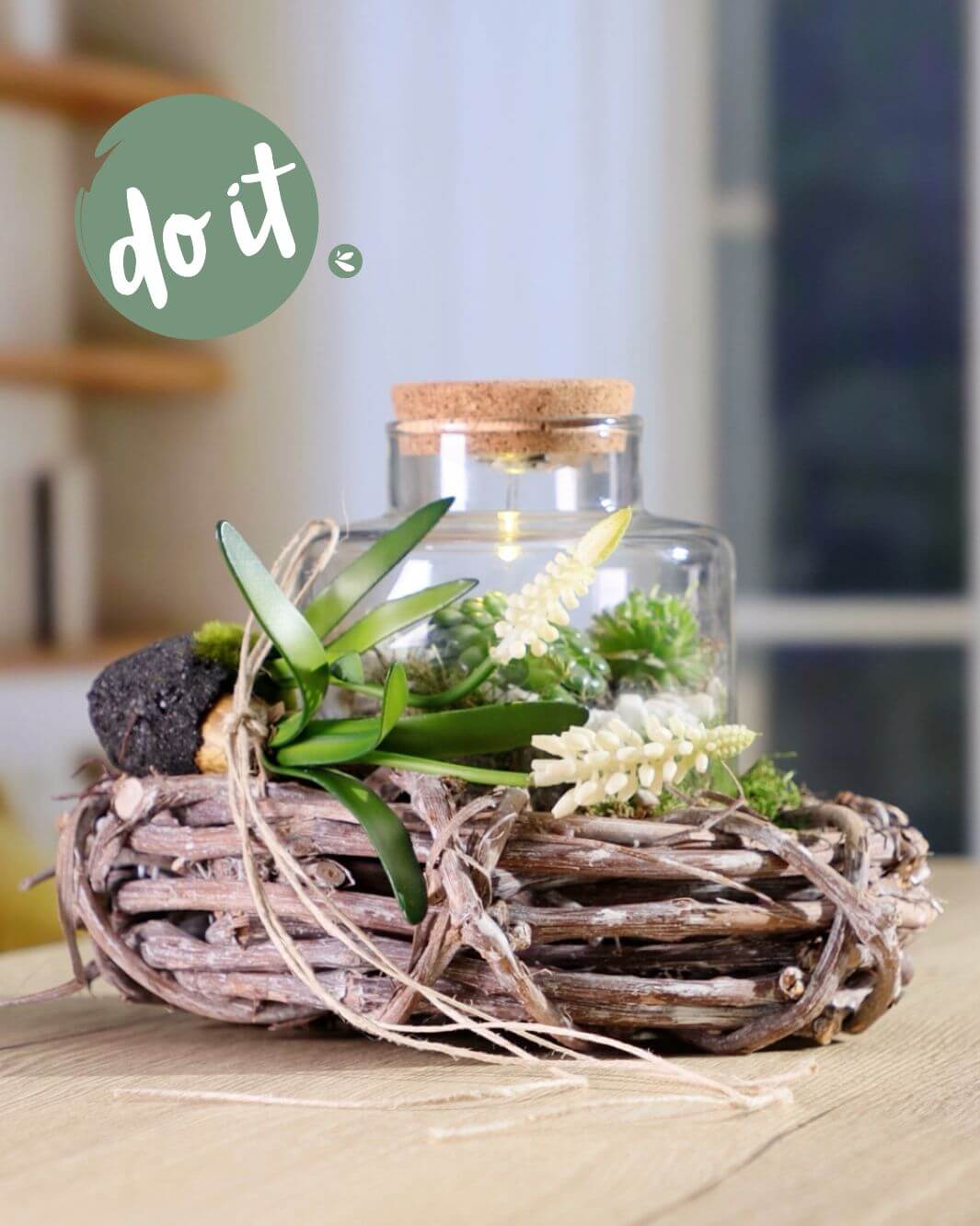 Frühlingsdeko leicht gemacht: Im beleuchteten Glas entsteht Schritt für Schritt ein stimmungsvolles Arrangement – wir zeigen, wie’s geht.