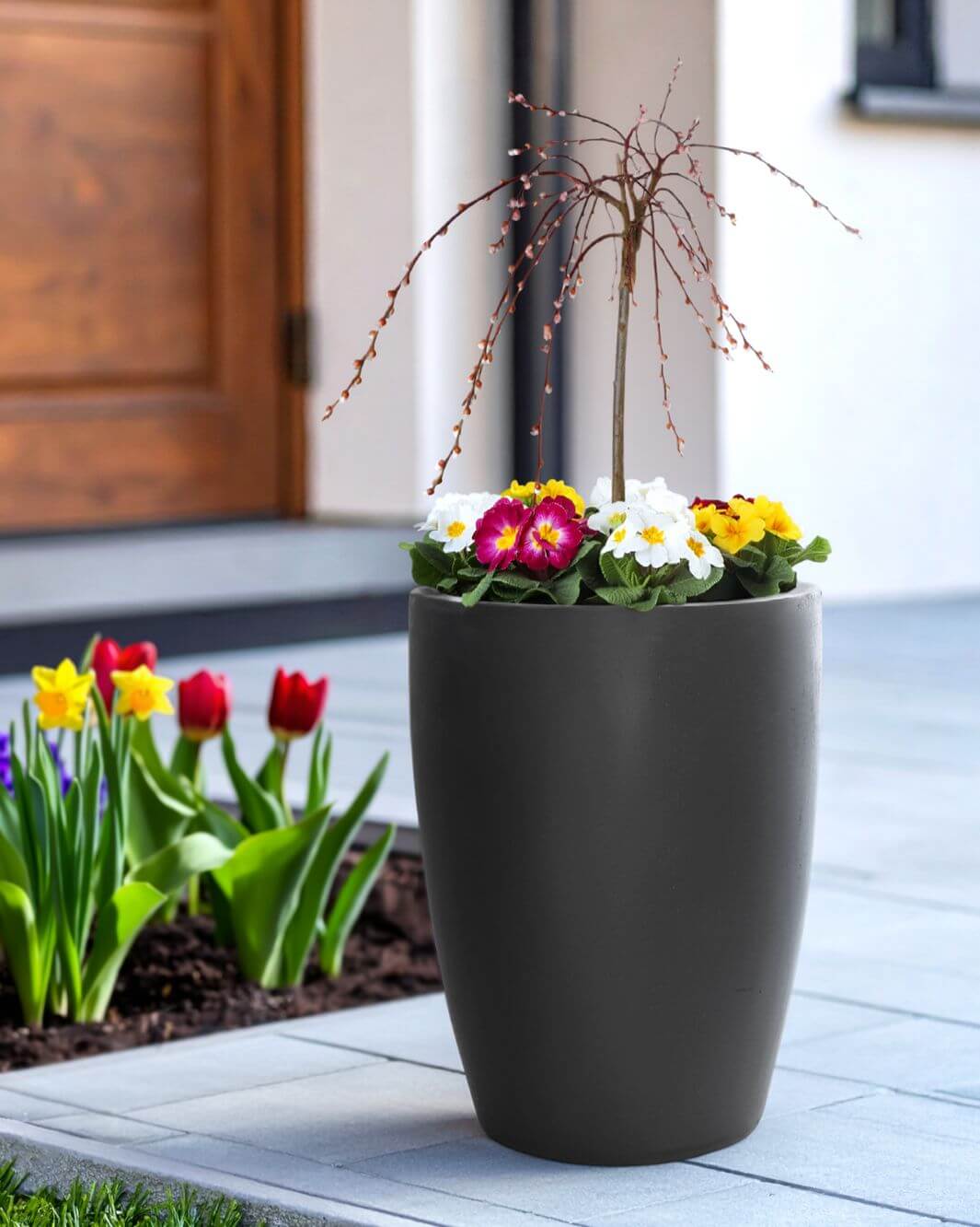 Pflanzkübel aus Leichtzement für eine moderne Outdoorgestaltung.   Jetzt in drei hochwertigen Designs erhältlich!