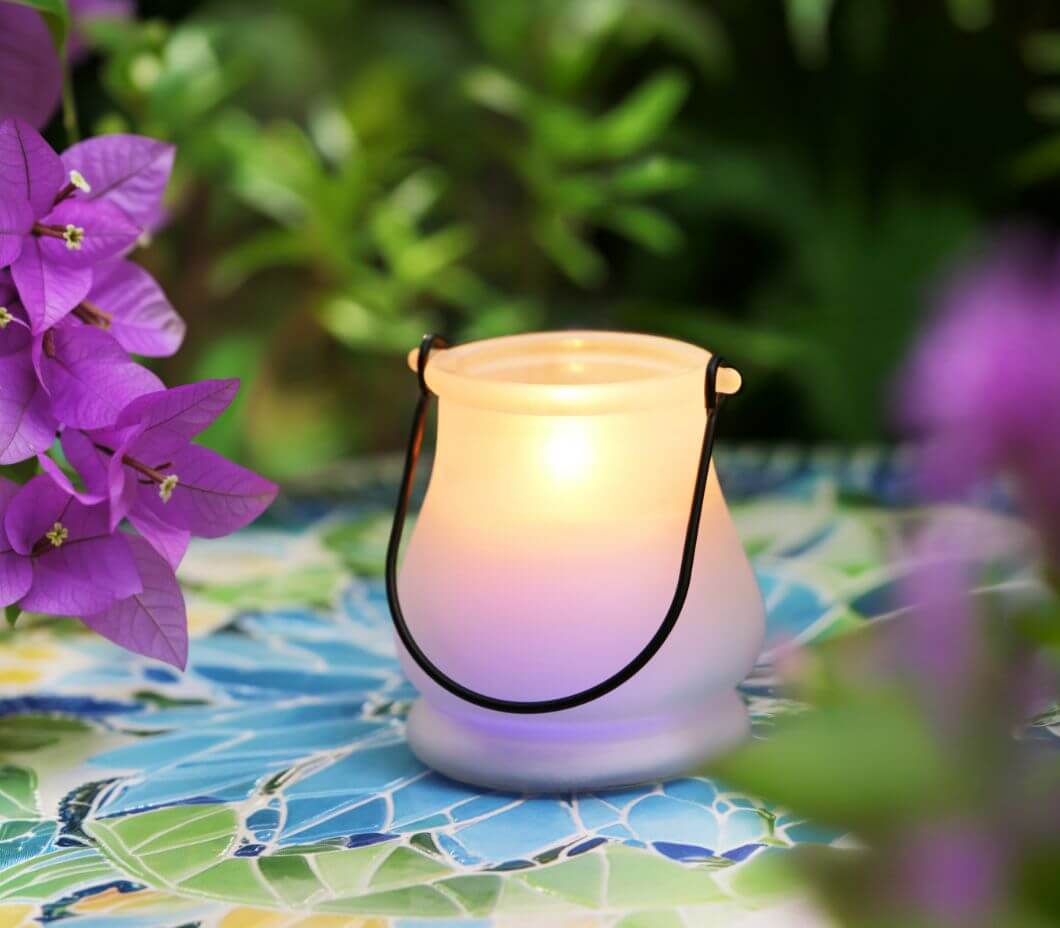 Citronella-Kerzen mit Farbwechsel-Effekt. Perfekt für kommende Sommerabende.