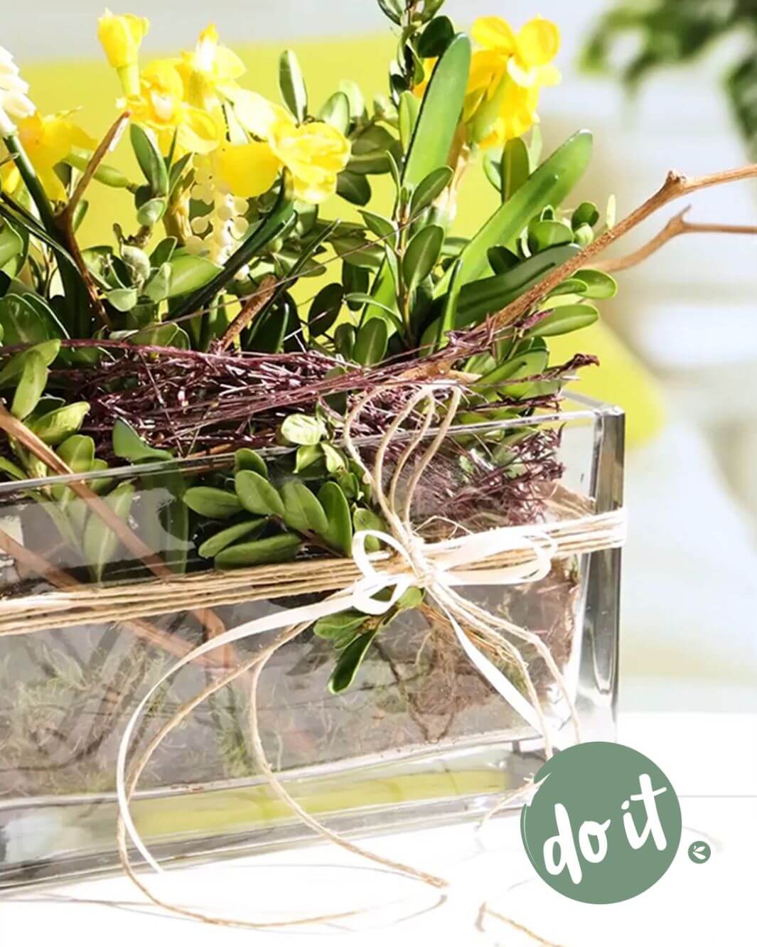 Frühlingsdeko leicht gemacht: Im schlichten Glasgefäß entsteht Schritt für Schritt ein stimmungsvolles Arrangement – wir zeigen, wie’s geht.