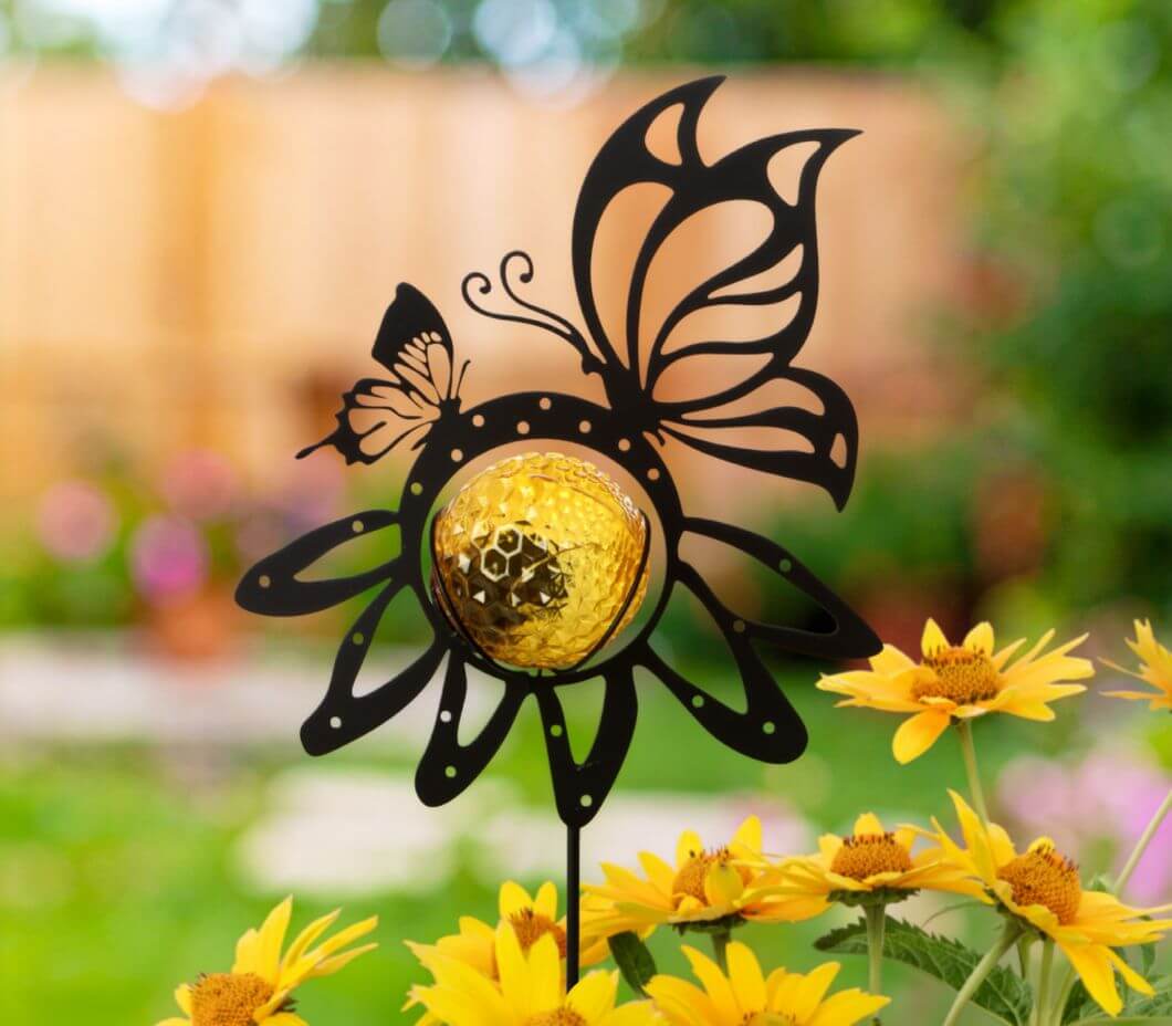 Tagsüber ein dekorativer Gartenstecker, abends warmes  Solarlicht für eine besondere Atmosphäre.